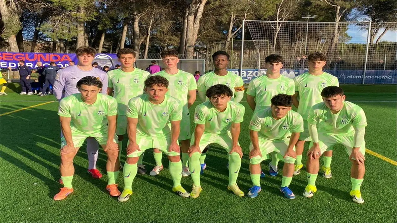 حمزة عبد الكريم يقترب من لقبه الأول عقب إشادة مدرب برشلونة به